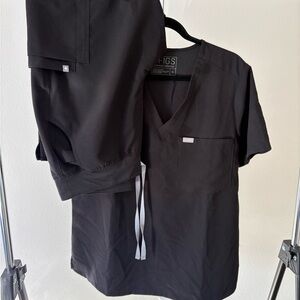 Women’s Figs Scrub Set in Black